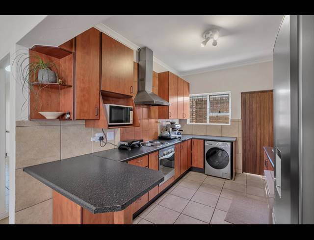 3 BEDROOM TOWNHOUSE FOR SALE IN LINDEN